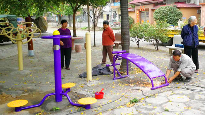 梅州嘉應花園A區(qū)已安裝老人戶外健身器材，居民盡享健身樂趣