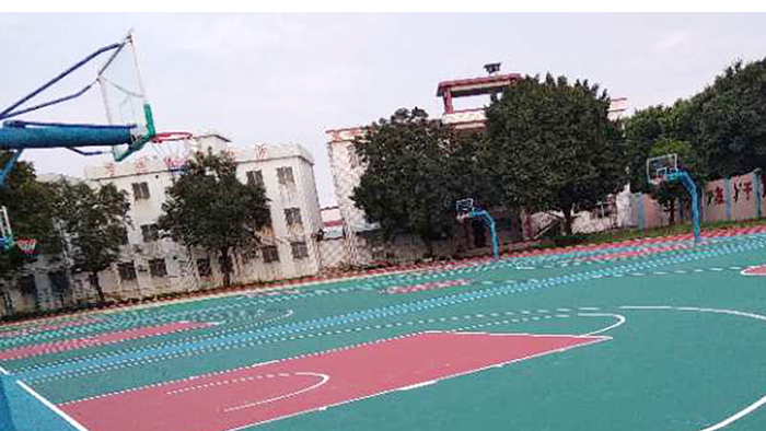 江門東新小學(xué)丙烯酸球場搭配固定籃球架雙完工學(xué)生齊歡迎