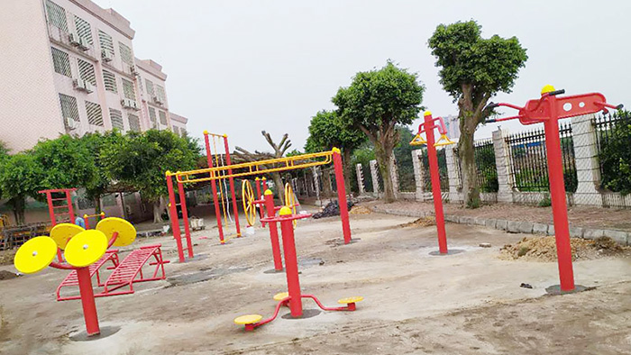 孩子們珠海市香洲區(qū)金鐘小學校園內(nèi)戶外健身器材的正確使用方式在這里